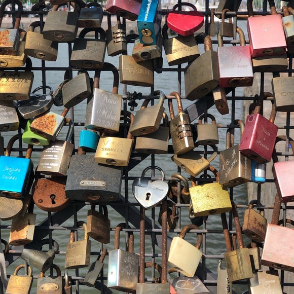 Meet your Posher, Lisa - Picture 2 of 6